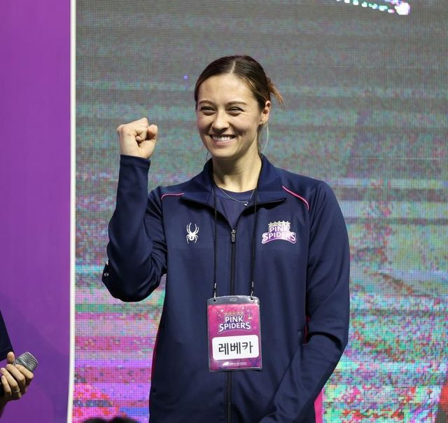 파이팅 외치는 흥국생명의 외국인 선수 레베카