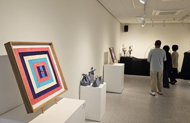 전시 살펴보는 관람객들