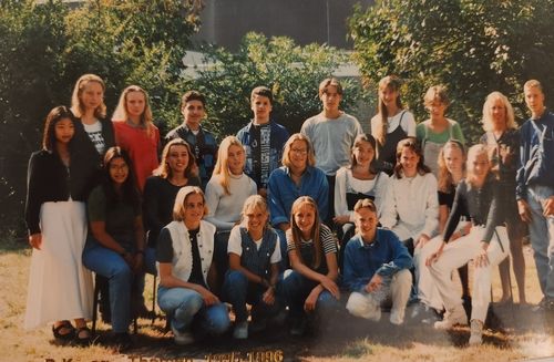 네덜란드 중학교 시절 학교 친구들과 함께한 인터뷰이(맨 왼쪽 검은 상의)