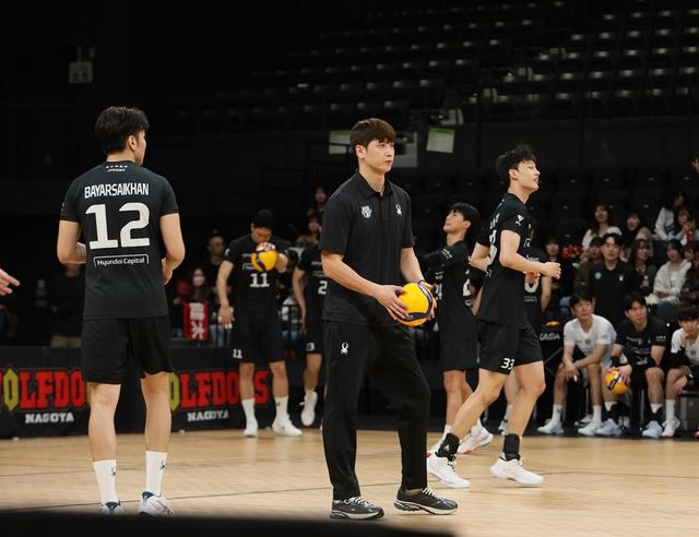 공을 들고 준비하는 문성민 현대캐피탈 코치(중앙)