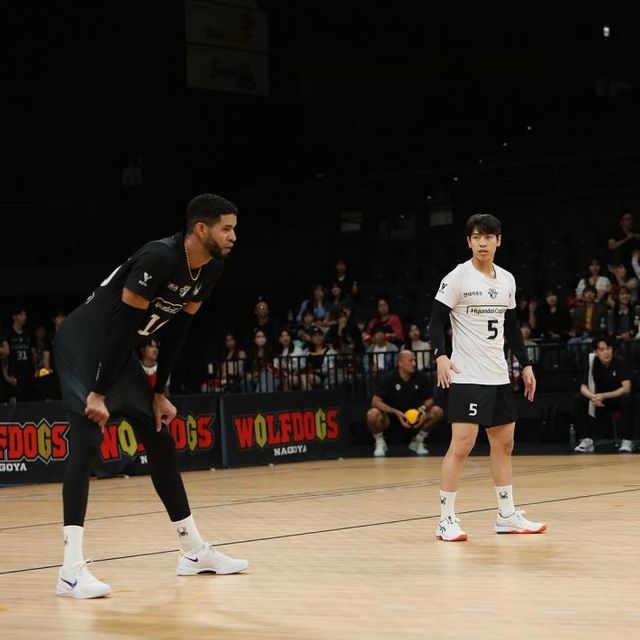 레오(왼쪽) 바라보는 현대캐피탈의 리베로 박경민