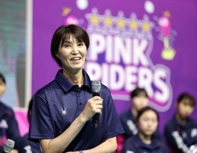 새 시즌 각오 밝히는 요시하라 도모코 흥국생명 감독