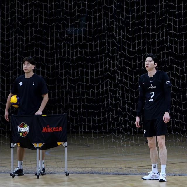 문성민 코치(왼쪽)와 현대캐피탈의 간판 허수봉