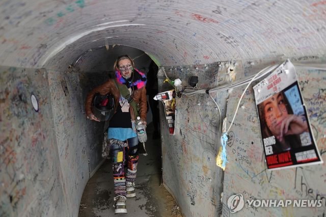 텔아비브에 설치된 모형 하마스 지하 터널