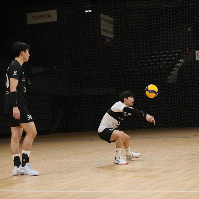 리시브하는 현대캐피탈의 리베로 박경민(중앙)