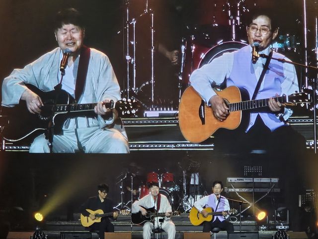 트윈폴리오 무대 선보이는 송창식과 윤형주