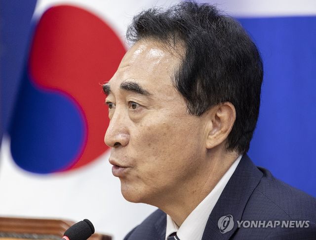 질문에 답하는 박수현 수석대변인