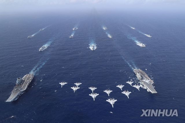 남중국해 순찰하는 중국 랴오닝함·산둥함 항모 전단
