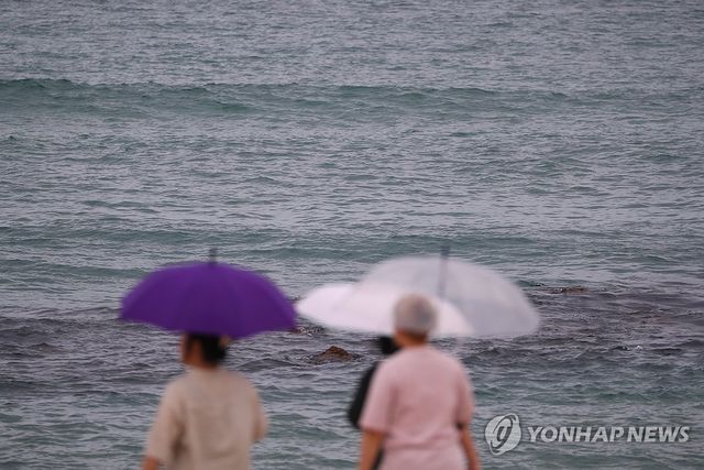 해변에 내리는 비