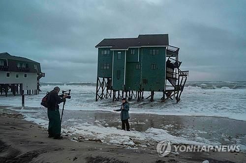 폭풍 상륙 앞둔 노스캐롤라이나 북부 해안 