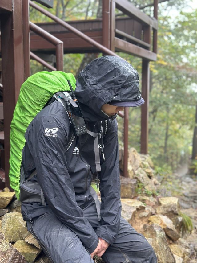 빗속에서 휴식 중인 산악구조대원