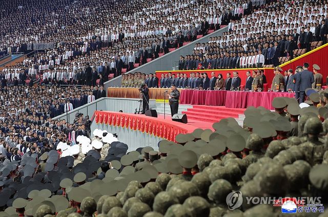 김정은, 대집단체조와 예술공연 관람