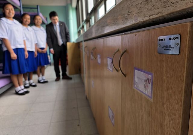 한전 멕시코에서 찰코 소녀의 집에 설치한 학생용 사물함