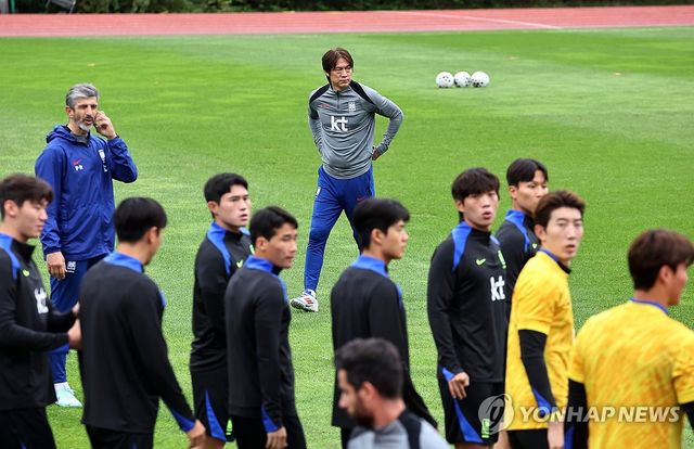 선수들 바라보는 홍명보 감독