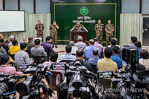 기자회견하는 방글라데시 육군 관계자들