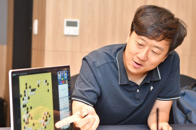 국수산맥 대회 검토실에서 대국을 검토 중인 최철한 코치