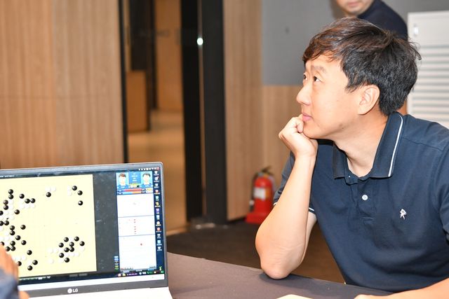 국가대표 코치를 맡고 있는 최철한 9단