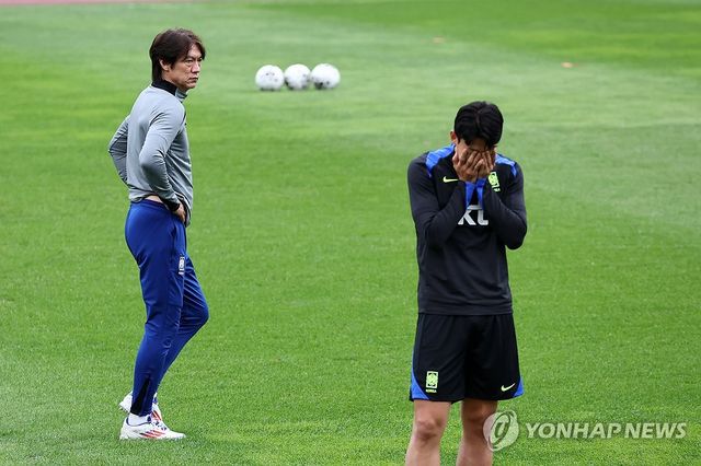 파라과이전 준비하는 홍명보-손흥민