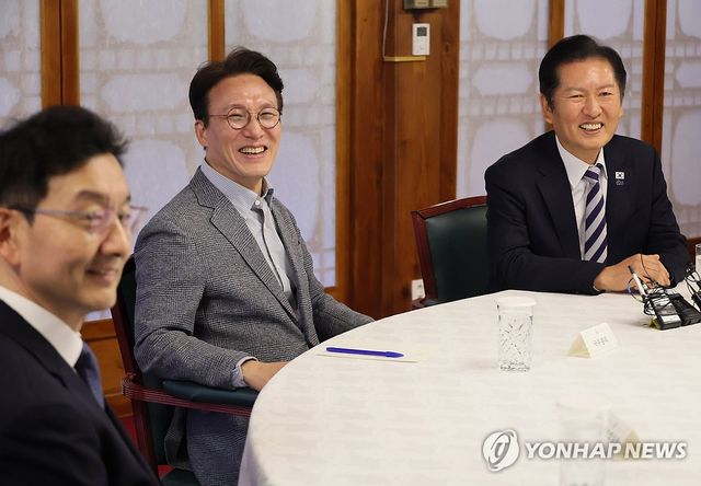 대화하는 김민석 국무총리와 정청래 대표