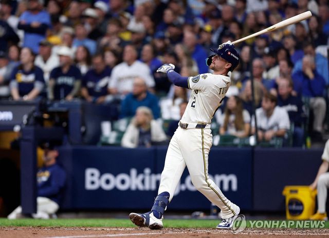 7회 쐐기 홈런을 터트린 브라이스 투랑