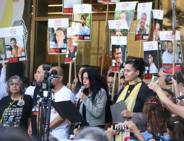 성명 낭독하는 인질 가족들