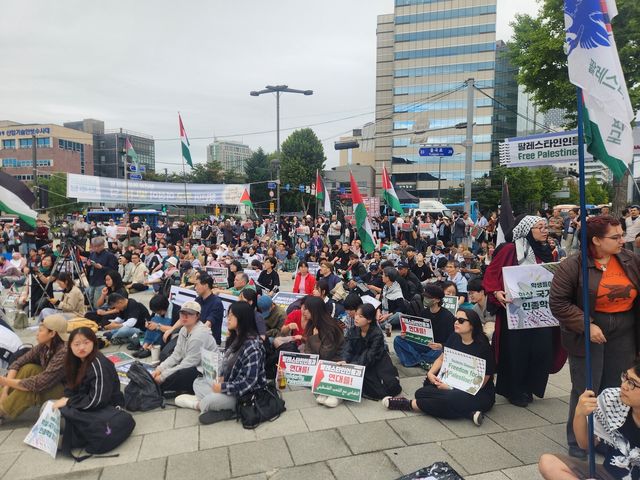 12일 오후 서울 종로구 열린송현녹지공원 앞에서 열린 팔레스타인 지지 집회 [촬영 홍준석]