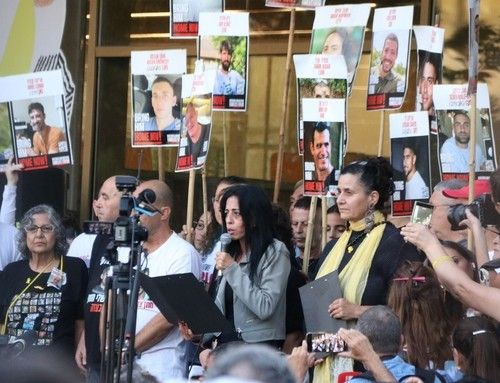 성명 낭독하는 인질 가족들