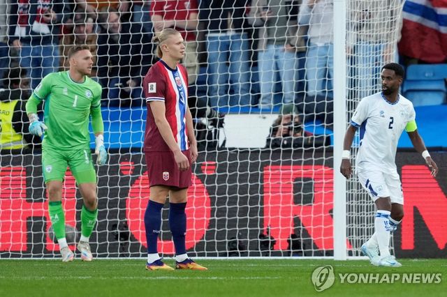 페널티킥을 실축하고 아쉬워하는 엘링 홀란