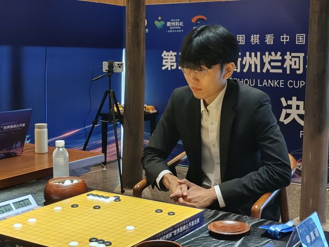 신진서 9단이 제3회 란커배 결승 1국에서 패했다.