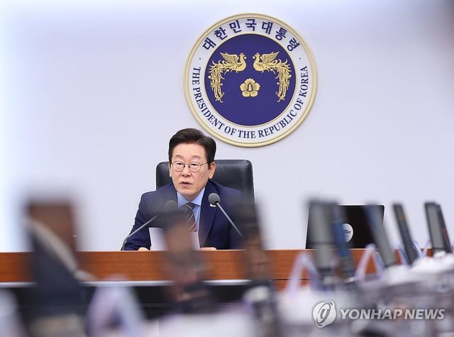 수석보좌관회의 주재하는 이재명 대통령