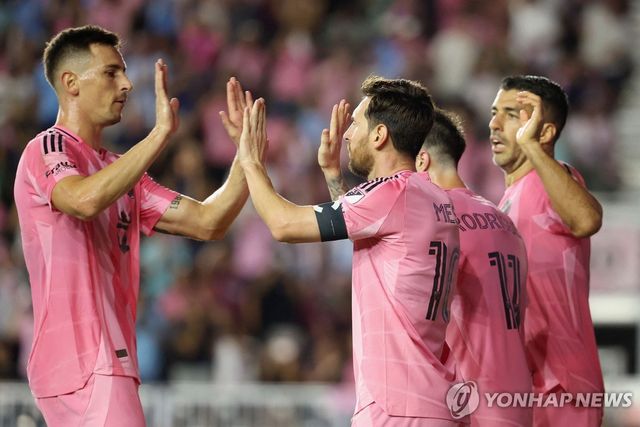 골세리머니를 펼치는 리오넬 메시