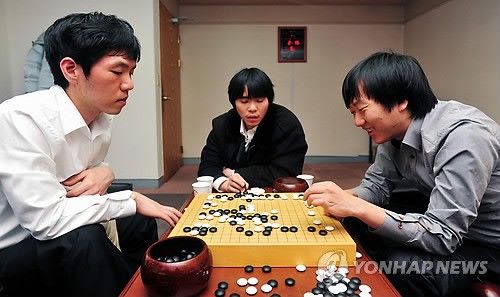 2011년 이창호 9단을 상대로 국수전 타이틀을 획득한 최철한(오른쪽) 9단.