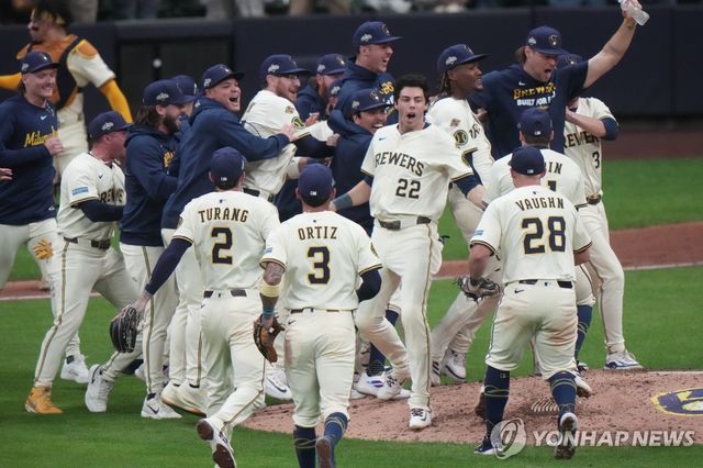 챔피언십시리즈 진출을 확정하고 기뻐하는 밀워키 선수단