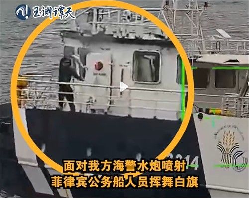 중국 해경 물대포에 백기 든 필리핀 선박 관계자