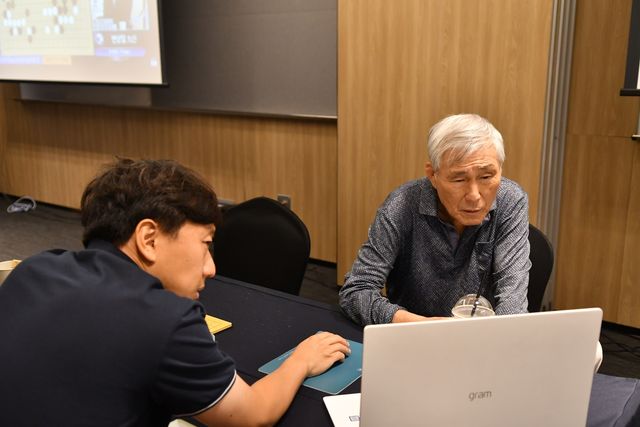 조훈현 9단과 검토 중인 최철한 9단