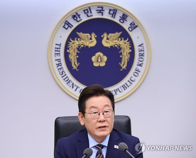 수석보좌관회의 주재하는 이재명 대통령