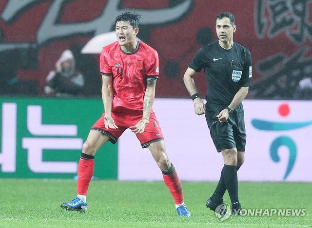 아쉬워하는 김민재