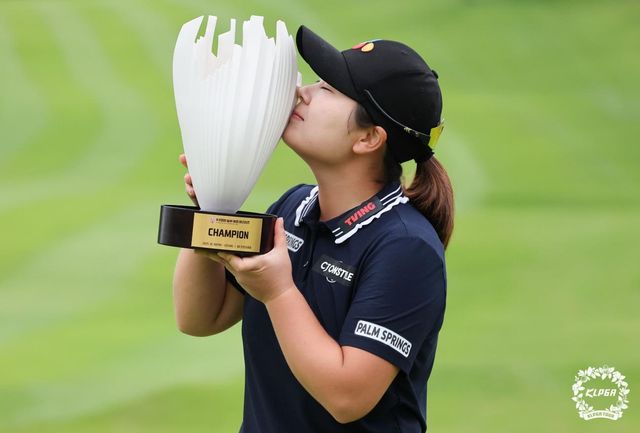 우승 트로피에 입 맞추는 홍정민