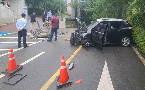 파손된 차량과 건물 진입로 구조물