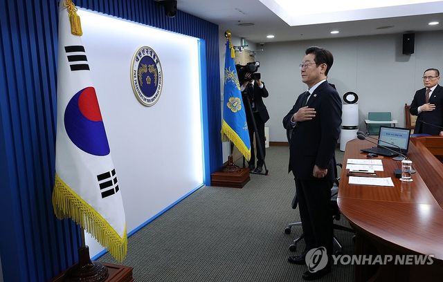 국기에 경례하는 이재명 대통령