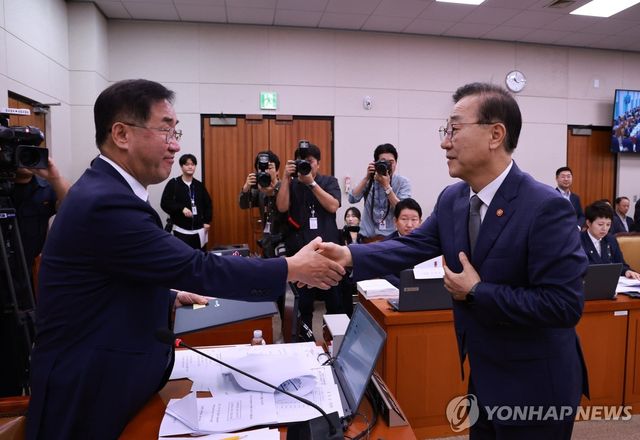 김윤덕 국토교통부 장관, 국정감사 선서문 전달