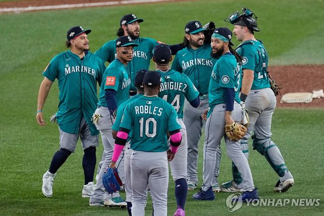 승리 후 기쁨을 나누는 시애틀 선수들