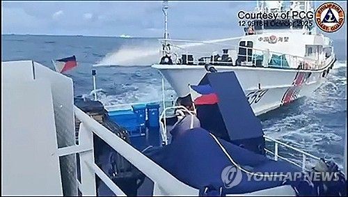 필리핀 선박에 물대포 쏘는 중국 해경선
