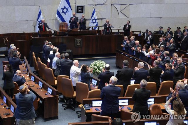 이스라엘 크세네트, 도널드 트럼프 미국 대통령에게 기립박수