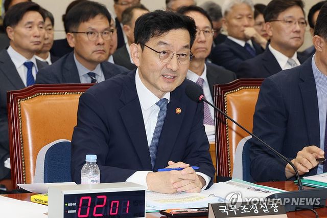 질의 답변하는 윤창렬 국무조정실장