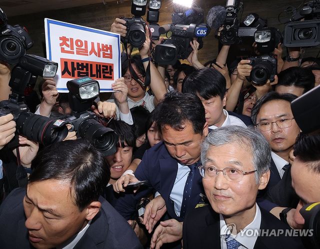 법사위 나서며 항의 받는 조희대 대법원장