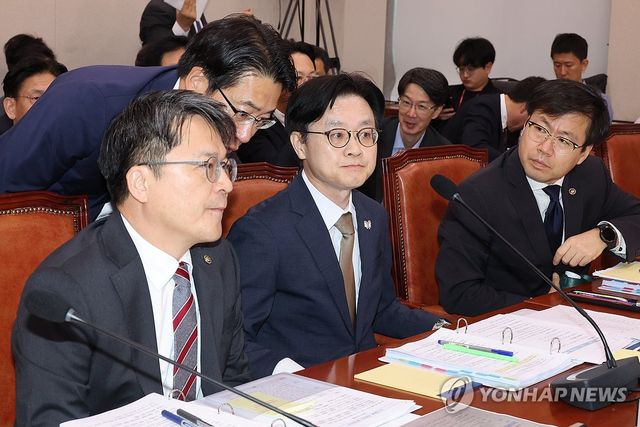 보고 받는 산업부 장·차관