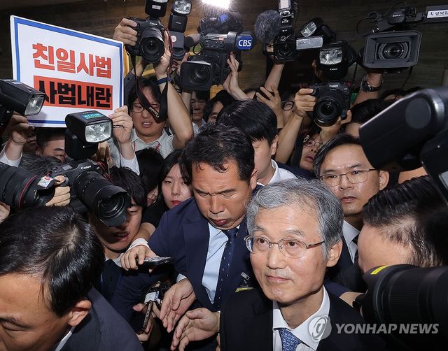 취재진에 둘러싸인 조희대 대법원장