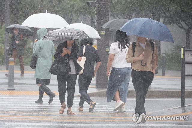 발걸음 재촉하는 시민들