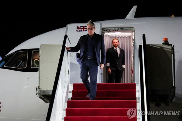 가자 평화 정상회의에 앞서 12일 밤 이집트에 도착한 스타머 총리